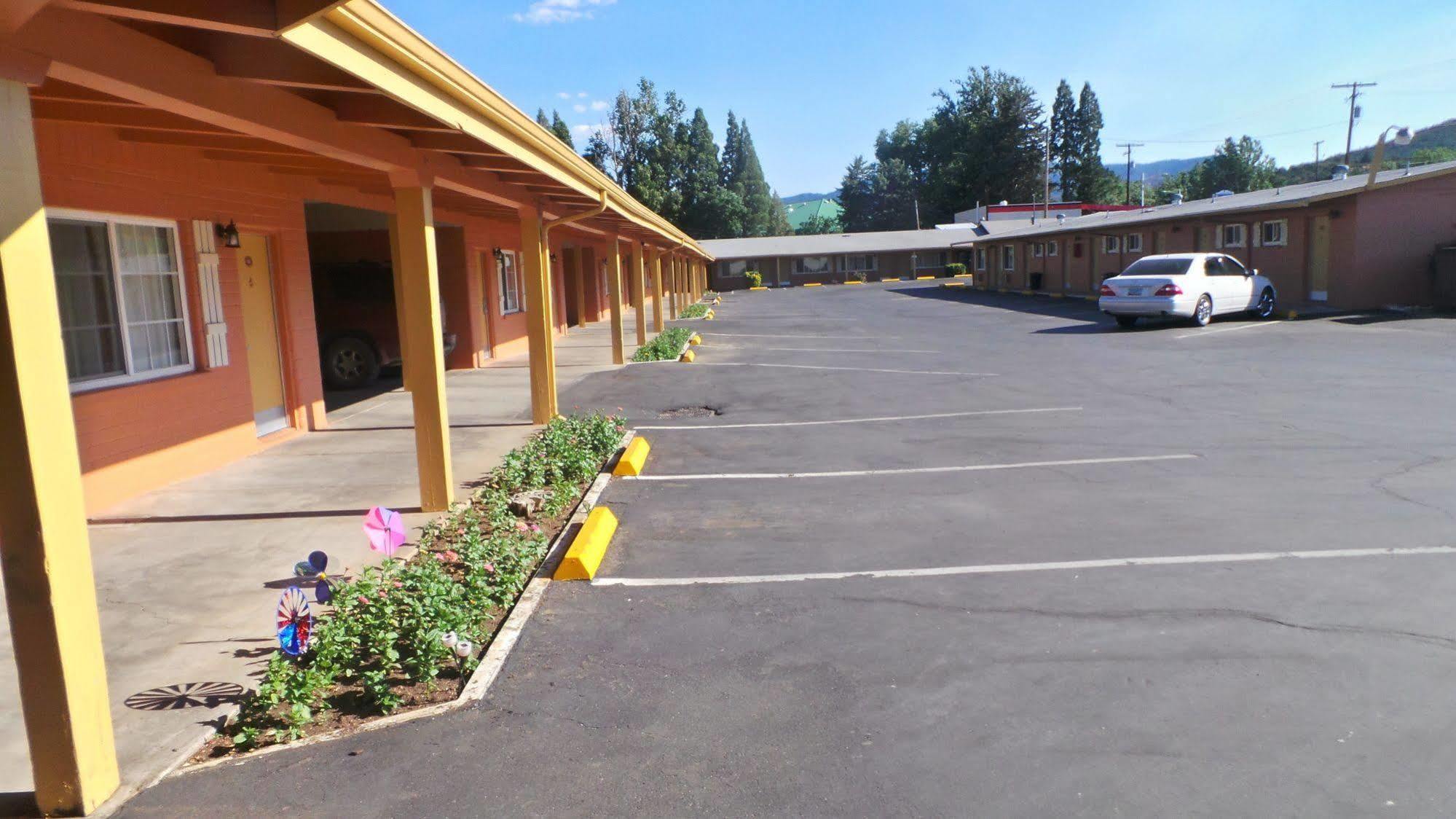 Relax Inn Yreka Exterior photo