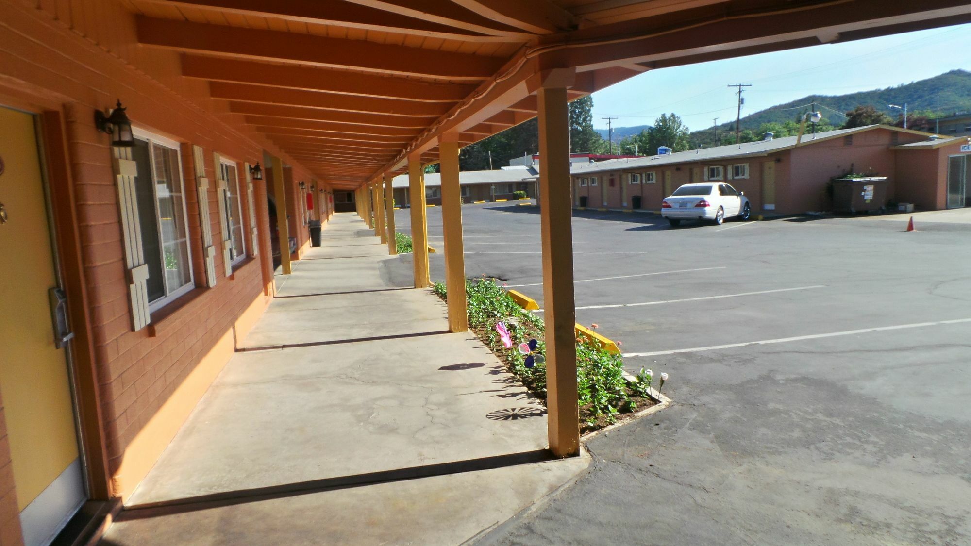 Relax Inn Yreka Exterior photo